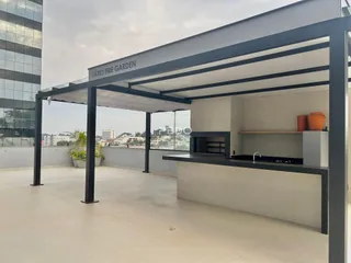 Área externa coberta com estrutura de jardim de fogo em Lajeado.