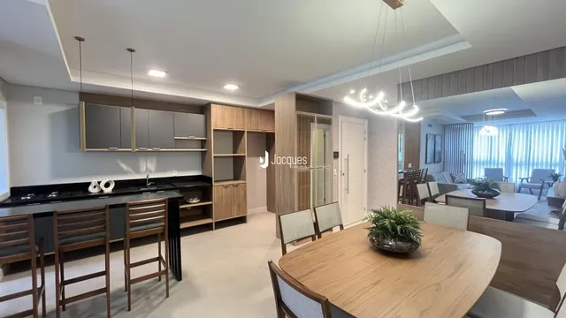 Ambiente moderno de sala de estar e cozinha em um imóvel no Brasil.