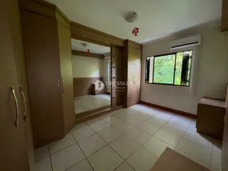 Vista interna de um ambiente com piso de cerâmica e armários de madeira.
