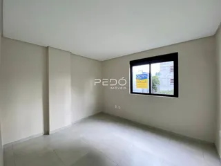 Ambiente interno de uma sala com piso de cerâmica e janela.