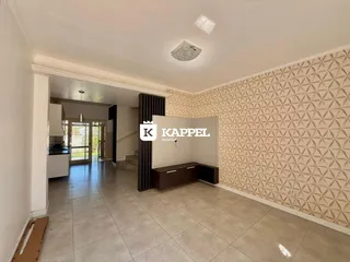 Ambiente interno com piso de cerâmica e parede decorada em um imóvel.