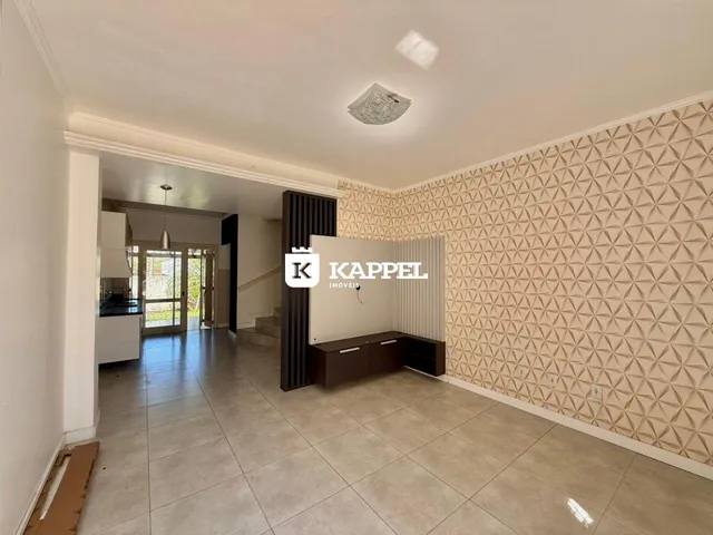Ambiente interno com piso de cerâmica e parede decorada em um imóvel.