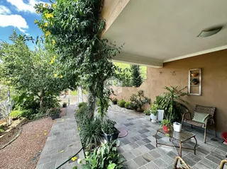 Vista da fachada externa de uma propriedade com jardim e área de lazer em Lajeado.