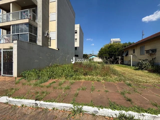 Vista externa de um prédio residencial em Lajeado, Brasil, com vegetação no primeiro plano.