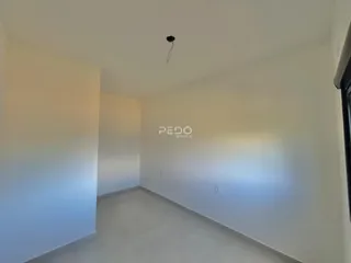 Espaço interno de uma residência com paredes brancas.