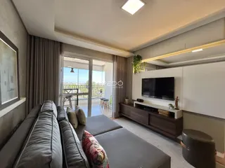 Sala de estar com sofá e vista para o exterior.