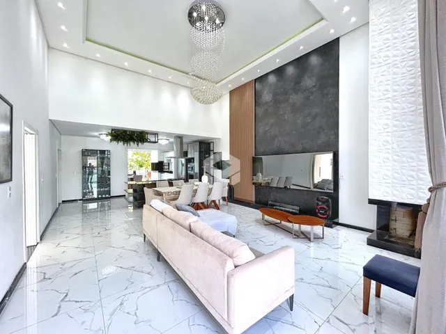 Sala de estar com piso de mármore branco e lareira moderna.