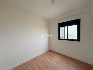 Ambiente interno de uma sala com piso de madeira e janela em um imóvel em Lajeado.
