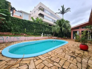 Foto de uma piscina e jardim em uma propriedade em Lajeado, Brasil.