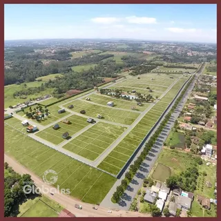 Vista aérea de um lote de terra com gramados e estradas no interior do Brasil.