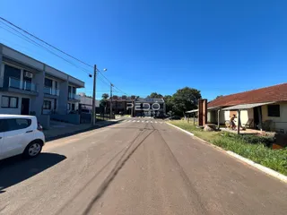 Vista da rua com duas construções em Lajeado, Brasil.