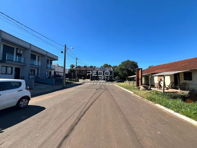 Vista da rua com duas construções em Lajeado, Brasil.