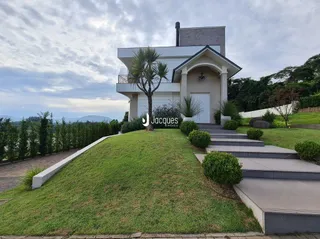 Fachada de uma residência moderna em Lajeado, Brasil, com jardim e paisagismo.