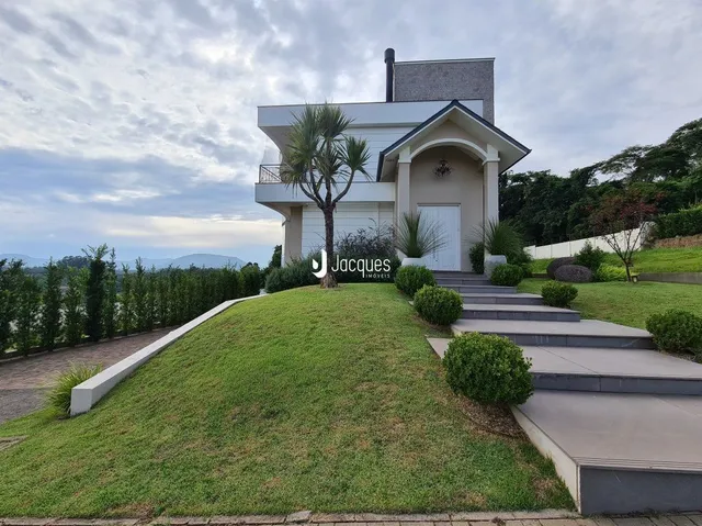 Fachada de uma residência moderna em Lajeado, Brasil, com jardim e paisagismo.
