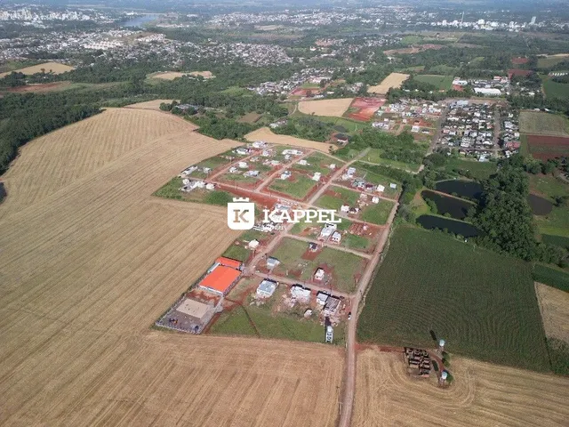 Uma vista aérea de um terreno rural com áreas de cultivo e construções dispersas em Lajeado.