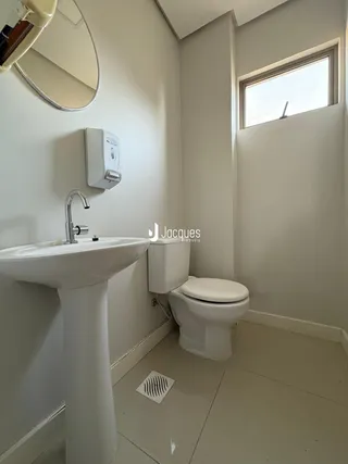 Foto de um banheiro com pia e vaso sanitário em um imóvel.