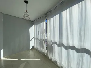 Ambiente interno com paredes brancas e piso de cerâmica.