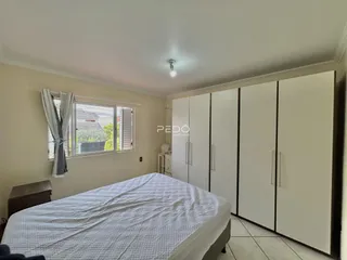 Quarto com janela e armários embutidos na parede.