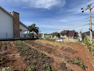 Vista da fachada de uma residência em Lajeado, Brasil, com terreno em primeiro plano.