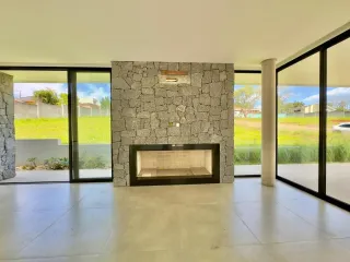 Sala de estar com lareira em uma área com vista para o campo.