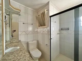 Foto de um banheiro com revestimento de cerâmica branca e box de vidro.