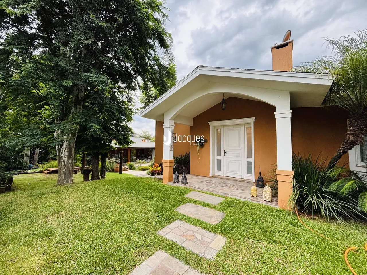 Casa com 4 dormitórios, foto 1