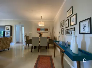Sala de estar com piso claro e paredes brancas.