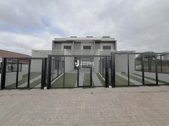Fachada de uma residência em Lajeado, Brasil, com jardim e cerca.