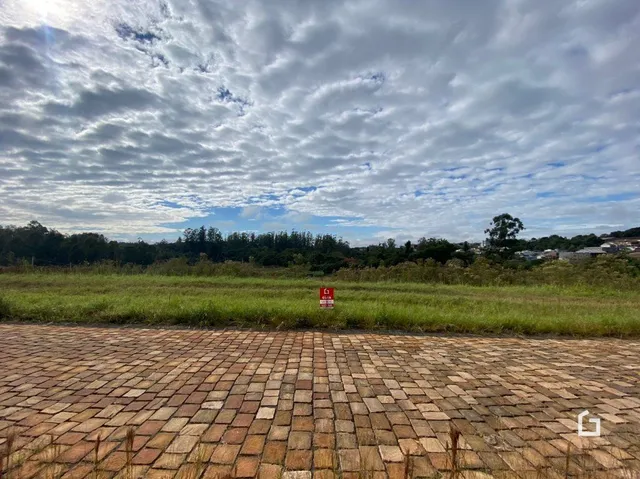 Piso de tijolos vermelhos no exterior da propriedade.