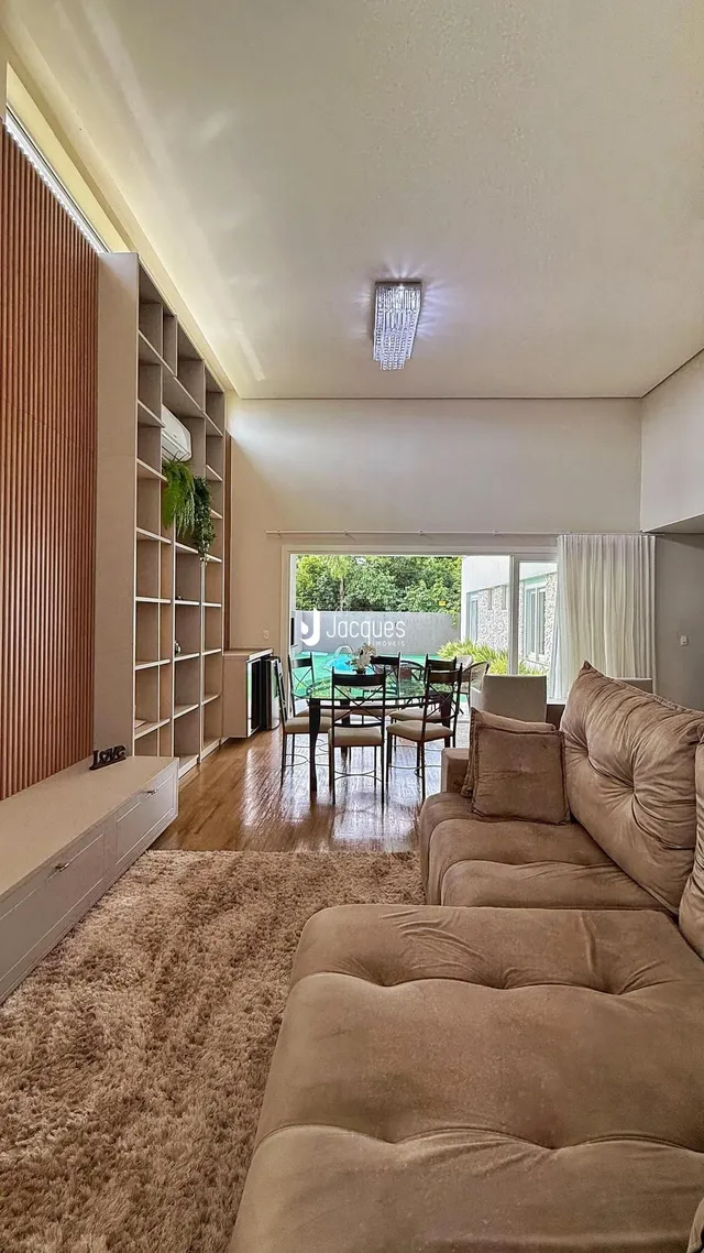 Sala de estar com sofá e estante de madeira em um imóvel no Brasil.