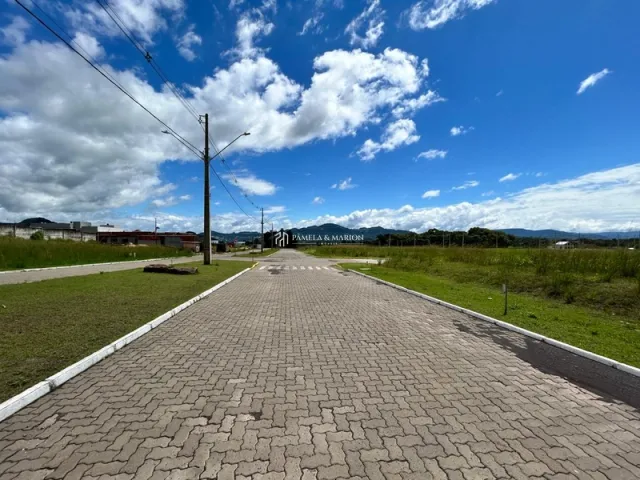 Vista externa de uma estrada pavimentada em uma área gramada.