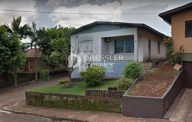 Fachada de uma residência em Lajeado, Brasil com jardim frontal.