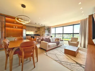 Sala de estar com vista para a paisagem externa.