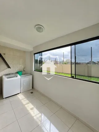 Interior de uma sala com piso de cerâmica e janela.