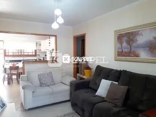 Sala de estar com sofá cinza e móveis de madeira.