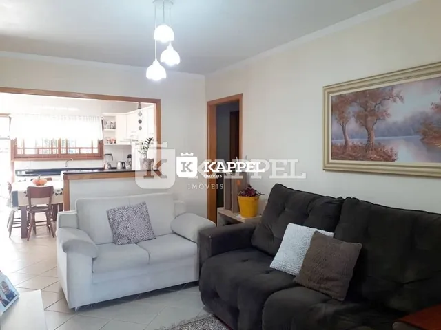 Sala de estar com sofá cinza e móveis de madeira.