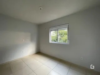 Ambiente interno com piso de cerâmica e janela.