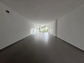Corredor interno de uma residência.
