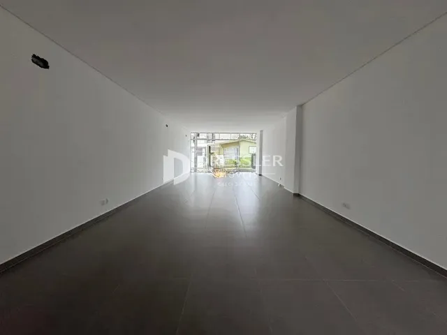 Corredor interno de uma residência.
