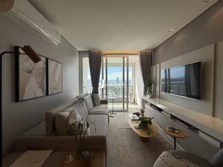 Sala de estar moderna com vista para a paisagem da cidade.