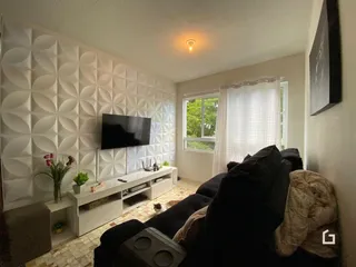 Sala de estar com parede texturizada e televisão.
