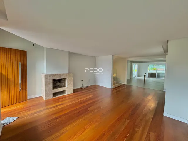 Sala de estar com piso de madeira polida e lareira.