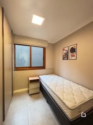 Quarto com cama e janela em um imóvel.