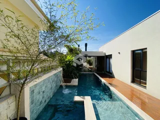 Foto da área da piscina e fachada de uma residência em Lajeado.