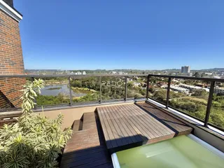 Vista de um terraço com deck de madeira e vista panorâmica da paisagem.