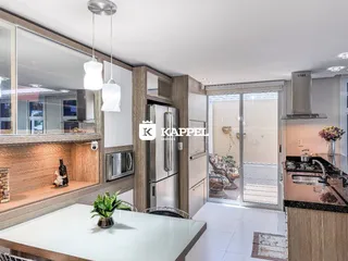 Esta é uma foto de uma cozinha moderna com bancada branca e eletrodomésticos de aço inoxidável.