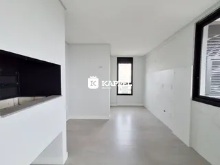Ambiente interno com paredes brancas e piso claro.