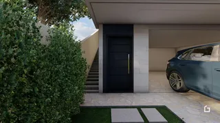 Fachada de uma residência em Lajeado, Brasil, com porta escura e área externa pavimentada.