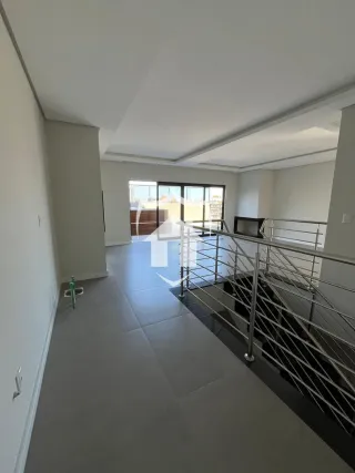 Hall de entrada com escadaria e piso moderno.