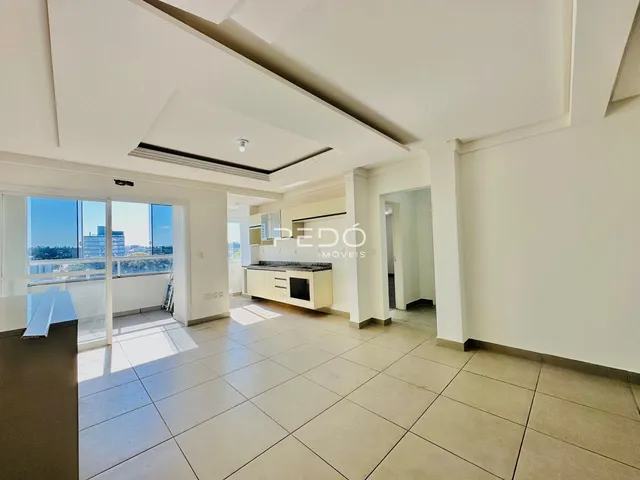 Sala de estar com piso de cerâmica e vista para a cidade em Lajeado.